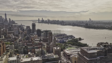 NYC-New-York-Luftaufnahme-V443-Drohnenüberflug-über-Chelsea,-Der-Die-Stadtlandschaft-Von-Lower-Manhattan-Und-Die-Uferpiers-Entlang-Des-Hudson-River-Mit-Blick-Auf-Jersey-City-Einfängt-–-Aufgenommen-Mit-Mavic-3-Pro-Cine-–-September-2023