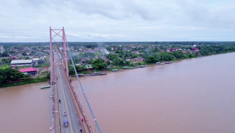 Fliegen-Sie-über-Die-Berühmte-Seufzerbrücke-In-Puerto-Maldonado