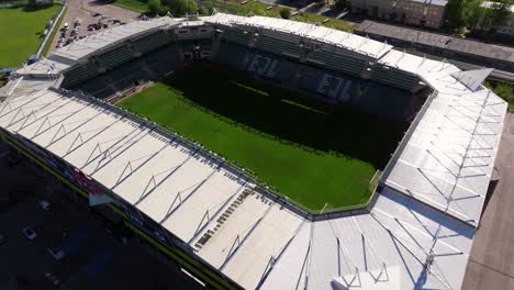 Vista-Aérea-Sobre-El-Estadio-De-Lillekula-En-Verano