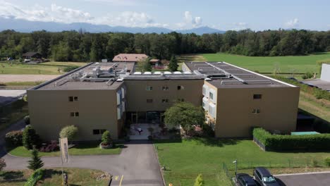 Ausleger-Einer-Krankenschwester,-Die-An-Einem-Sonnigen-Sommertag-Ein-Altenpflegeheim-Betritt