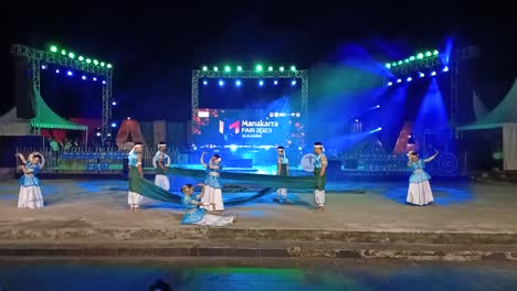 Traditionelles-Tanzfestival-Zur-Feier-Des-Jahrestages-Der-Stadt-Mamuju-Am-Manakarra-Strand