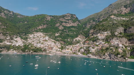 Aéreo:-Toma-Panorámica-De-Retroceso-De-Positano-En-La-Costa-De-Amalfi,-Italia-Durante-Un-Día-Soleado