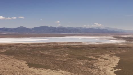 Aerial-Drone-Pan-Overlooking-The-Salinas-Grandes-Valley-of-Jujuy-and-Salta-Provinces,-Argentina