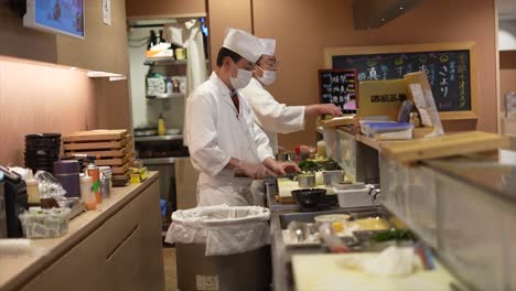 Itamae,-Restaurante-Japonés-Genuino-En-Japón,-Maestro-De-Sushi,-Preparación-De-Sushi