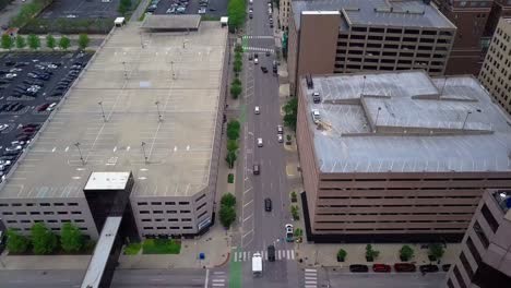 Indianapolis-Luftaufnahme-Mit-Blick-Nach-Unten-Entlang-Der-Hauptautobahn-Durch-Das-Hochhauszentrum-Der-Innenstadt