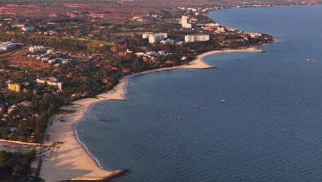 Resorts-De-Playa-De-Arena-Blanca-Bordeados-De-Palmeras-En-Phan-Thiet,-Binh-Thuan,-Vietnam