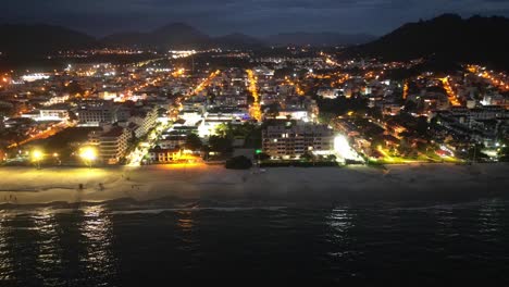 Nächtlicher-Hyperlapse-Von-Canasvieiras-Hotel-Florianópolis,-Brasilien