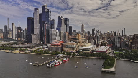 NYC-New-York-Luftaufnahme-Eines-V435-Drohnenüberflugs-über-Den-Hudson-River,-Der-Uferparks,-Chelsea-Und-Die-Skyline-Von-Midtown-Manhattan-Bei-Tageslicht-Einfängt-–-Aufgenommen-Mit-Mavic-3-Pro-Cine-–-September-2023