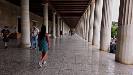 Tourists-visit-the-Stoa-of-Attalos---Museum-of-the-Ancient-Agora-in-Athens,-Greece