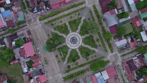 Impresionante-Vista-Panorámica-De-La-Plaza-Principal-De-Puerto-Maldonado,-Con-Su-Icónica-Estructura-De-Palmeras-Y-El-Ajetreo-Y-El-Bullicio-De-Los-Vehículos-Girando.