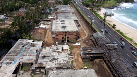 Luftaufnahme-Von-Kokospalmen---Verlassenes-Historisches-Kauai-Hotel-In-Schlechtem-Zustand-Mit-Wellen-Und-Angrenzender-Straße