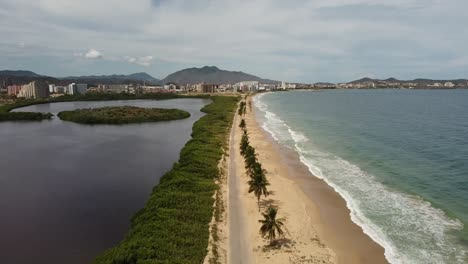 Toma-De-Drones-En-Aumento-De-Playa-Caracola-En-Venezuela-Con-Olas-Del-Mar-Caribe