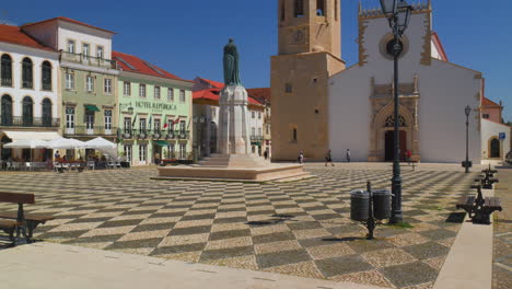 Der-Stadtplatz-Der-Republik-In-Tomar-Mit-Menschen,-Einem-Denkmal-Und-Einer-Kirche-An-Einem-Klaren-Tag