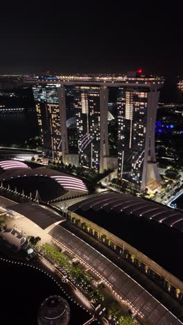 Vista-Aérea-De-Marina-Bay-Sands-Y-El-Centro-De-La-Ciudad,-Singapur,-Vertical