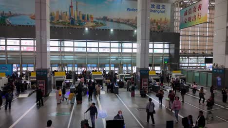 China,-Nanjing:-El-Vídeo-Captura-La-Perspectiva-Del-Vestíbulo-Principal-De-La-Estación-De-Nanjing,-Destacando-Su-Arquitectura-Y-Su-Bulliciosa-Actividad