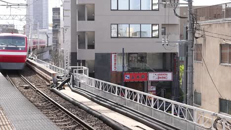 The-local-train-arrives-at-the-train-station-platform-in-Japan