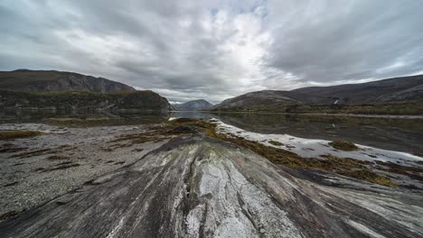 Schwere-Wolken-Ziehen-über-Die-Felsigen-Küsten-Und-Den-Sandigen-Boden-Des-Fjords,-Die-Bei-Ebbe-In-Einem-Zeitraffervideo-Freigelegt-Wurden