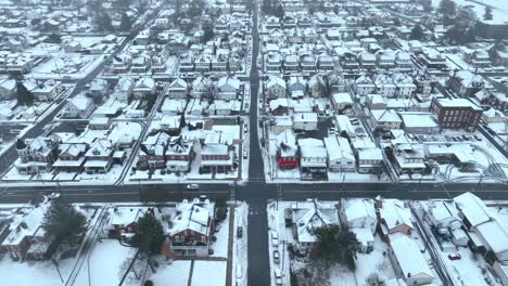 Amerikanische-Stadt-Während-Eines-Schneesturms-Mit-Schnee-Bedeckt