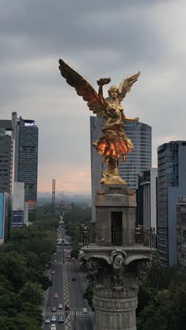 Close-up-vertical-drone-shot-of-the-Angel-of-Independence-monument-on-Reforma-Avenue