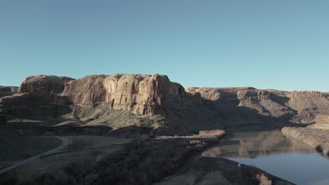 Aerial-canyon-landscape-somewhere-in-Utah,-USA-with-cliffs-and-Colorado-river