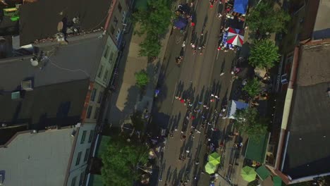 Sabor-De-Italia-A-Lo-Largo-De-College-Street-En-Toronto-Con-Un-Dron-Mirando-Hacia-Abajo,-Canadá