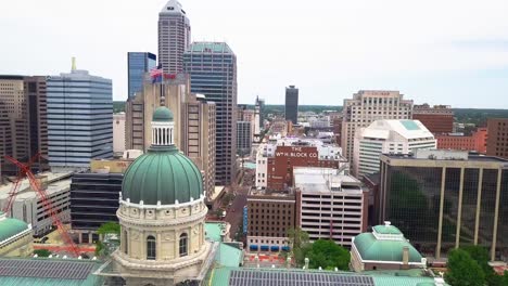 Vista-Aérea-Del-Dolly-De-Indianápolis-A-Través-Del-Paisaje-Urbano-Del-Distrito-Financiero-Del-Centro-De-Indiana