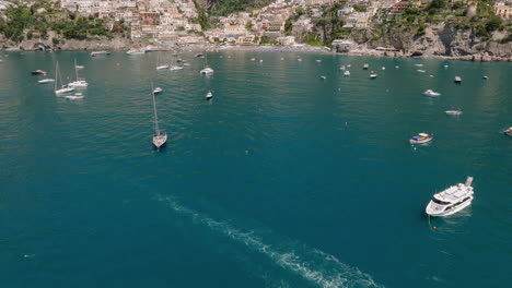 Aéreo:-Toma-Lenta-De-Positano-En-La-Costa-De-Amalfi,-Italia-Durante-Un-Día-Soleado