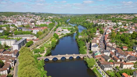 Pedestrian-old-bridge-of-Saint-Etienne-on-Vienne-River,-Limoges-in-France