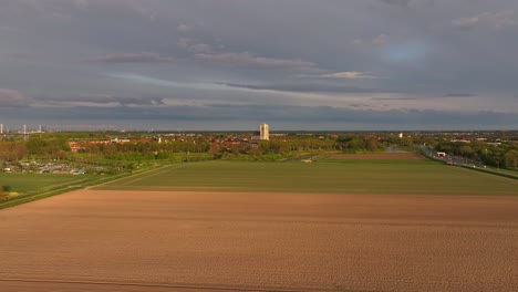 Fondo-De-Cielo-Azul-Profundo,-Tierras-De-Cultivo,-Brielle,-Holanda-Del-Sur,-Países-Bajos