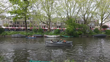 La-Gente-Disfruta-De-Paseos-En-Barco-Por-Un-Canal-Durante-La-Celebración-Del-Día-De-Los-Reyes-En-Utrecht.
