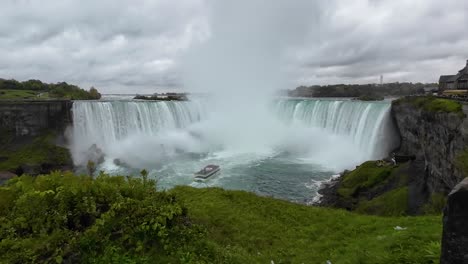 Cataratas-De-Herradura-En-Las-Cataratas-Del-Niágara-En-Canadá,-Con-Vistas-A-Un-Barco-En-El-Río-Justo-En-Frente-De-Las-Cascadas.