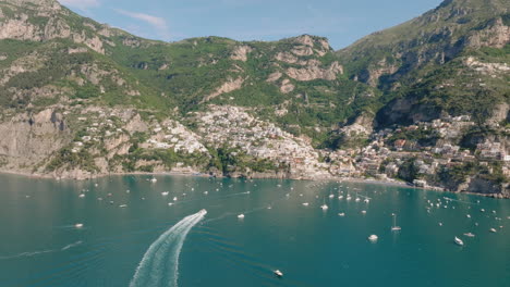 Beautiful-panoramic-view-of-Positano-bay-in-Amalfi-coast-of-Italy-on-a-sunny-day