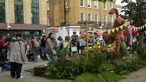 The-love-of-flowers-within-the-Chelsea-flower-Market,-London,-United-Kingdom