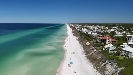 Casas-De-Playa-Frente-Al-Golfo-Y-Playa-De-Arena-En-Verano-En-La-Playa-De-Santa-Rosa,-Florida