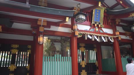 Hola-Santuario-Akasaka,-Hie-Santuario-Jinja,-Fuente-De-Bambú,-Templo,-Japonés-Caminando-Con-Su-Bicicleta