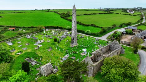 Irland-Epische-Orte-Überblick-über-Die-Klosterkathedrale-Und-Den-Rundturm-In-Ardmore-In-Co