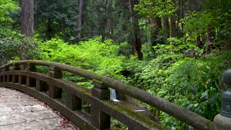 Hermoso-Paseo-Por-El-Puente-De-Piedra-Dentro-Del-Santuario-Japonés-En-Cámara-Lenta