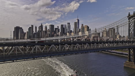 NYC-New-York-Luftaufnahme-V426-Drohnenüberflug-über-Den-East-River,-Verfolgung-Entlang-Der-Manhattan-Bridge-Mit-Erfassung-Der-Innenstadtansicht-Im-Hintergrund-An-Einem-Sonnigen-Tag-–-Aufgenommen-Mit-Mavic-3-Pro-Cine-–-September-2023