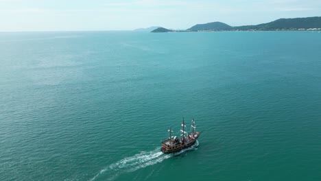 Barco-Pirata-Turístico-De-Canasvieiras-Florianópolis,-Brasil.