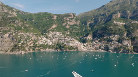 Impresionante-Vista-Aérea-Del-Pueblo-De-Positano-En-La-Costa-De-Amalfi-De-Italia-En-Un-Día-Soleado