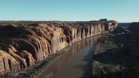 Ein-Fluss-Fließt-In-Der-Nähe-Des-Zerklüfteten-Geländes,-Der-Landschaft-In-Der-Nähe-Von-Moab,-Utah,-Südlich-Von-Salt-Lake-City,-USA