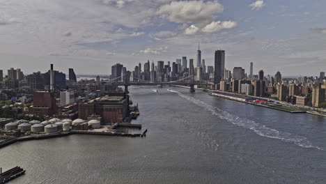 NYC-New-York-Luftaufnahme-V424-Drohnenüberflug-über-Wallabout-Bay-Brooklyn-Entlang-Des-East-River-In-Richtung-Zweier-Brücken,-Erfassung-Der-Stadtlandschaft-Von-Lower-Manhattan-Downtown-Bei-Tageslicht-–-Aufgenommen-Mit-Mavic-3-Pro-Cine-–-September-2023