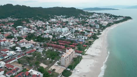 Vista-Aérea-De-Hoteles-En-Florianópolis,-Brasil.