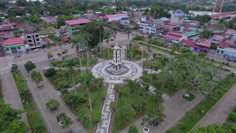 Erleben-Sie-Die-Schönheit-Des-Hauptplatzes-Von-Puerto-Maldonado-Mit-Palmen-Und-Einem-Ikonischen-Denkmal-Bei-Diesem-Atemberaubenden-Drohnenflug