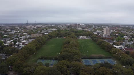 Toma-Aérea-Amplia-De-Retroceso-Inverso-Del-Parque-Forsyth-En-Savannah,-Georgia