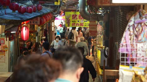 Belebte-Alte-Straße-Von-Jiufen,-Einem-Charmanten-Taiwanesischen-Bergdorf-Mit-Menschenmassen,-Die-Durch-Enge-Gassen-Mit-Essensständen,-Souvenirläden-Und-Malerischen-Geschenkboutiquen-Schlendern