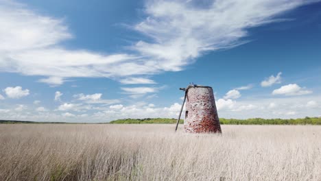 Die-Verlassene-Windmühle-In-Walberswick-Und-Die-Schilfbetten-In-Den-Sümpfen-Von-Westwood-Bewegen-Sich-Im-Wind-Von-Der-Küste