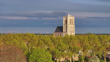 Aerial-reveal,-Sant-Catherijne-kerk,-Brielse-Dom,-Brielle-visitor-attraction