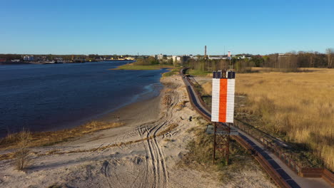 Luftaufnahme-Des-Flusses-Pärnu-Und-Des-Leuchtturms-Zur-Goldenen-Stunde