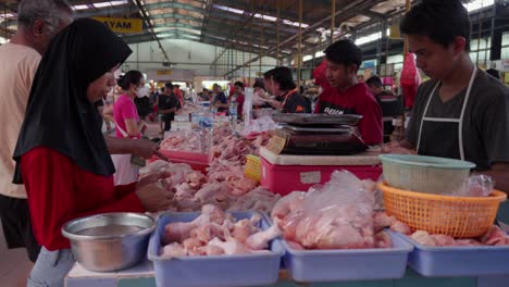 Frau-Kauft-Hühnchen-An-Einem-Indonesischen-Marktstand